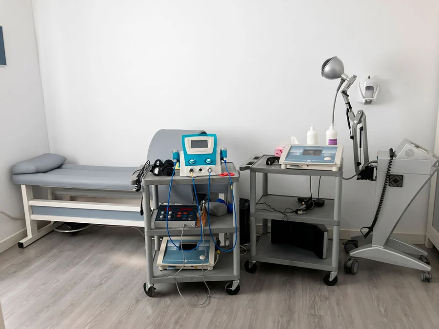 Sala de fisioterapia láser del centro FisioLáser en Madrid